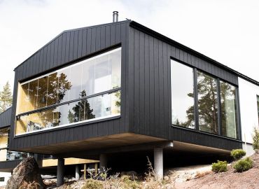 Lounatuulen Tiiran laadukkaat ja kest&auml;v&auml;t materiaalit korostavat saaristoluontoa &ndash; kohteen kodinomaisuuteen on helppo ihastua